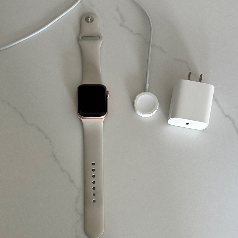 Apple Watch SE 40mm Gold Aluminum Case with Starlight Sport Band - Gold